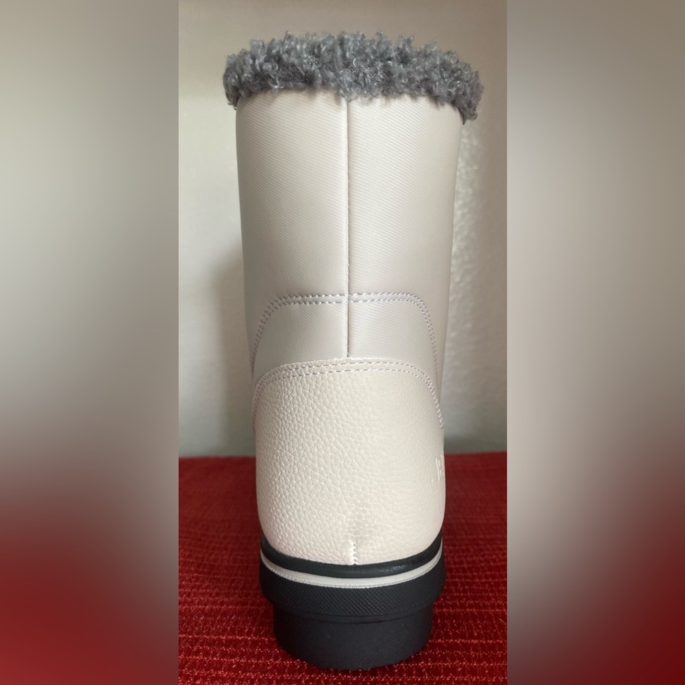 Women's Winter Boots in Cream and Gray - Picture 9 of 16